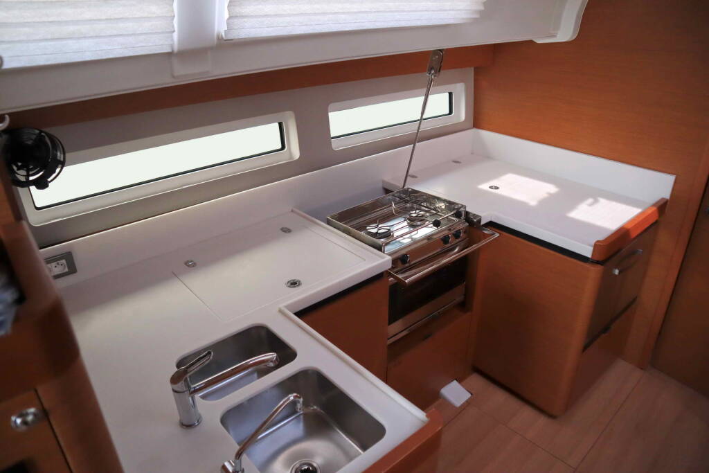 Sailing yacht Sun Odyssey 490 CLASS