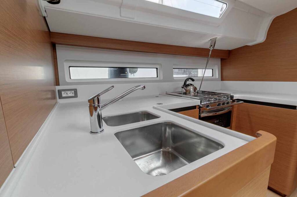 Sailing yacht Sun Odyssey 490 Magellan