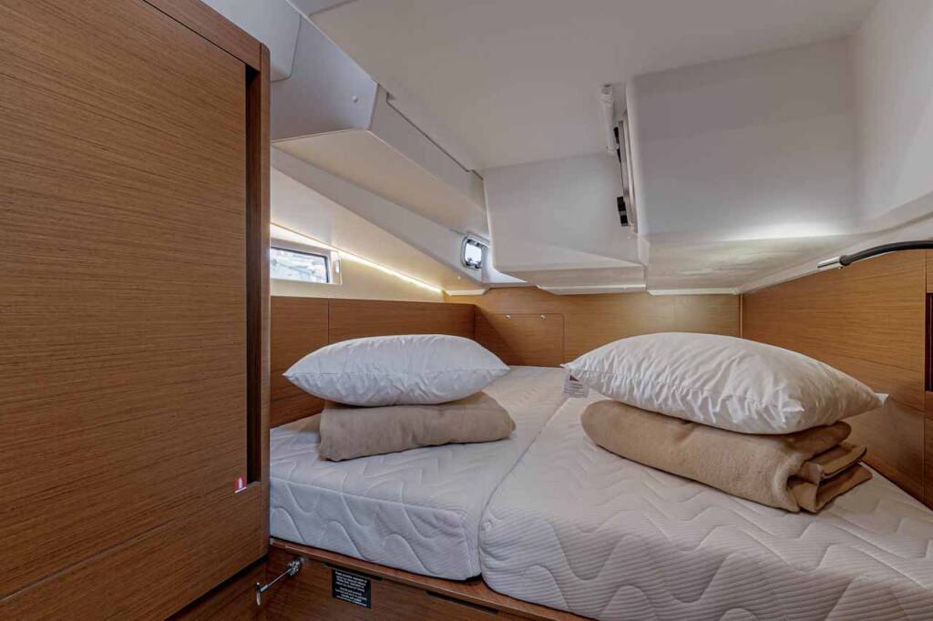 Sailing yacht Sun Odyssey 490 Magellan