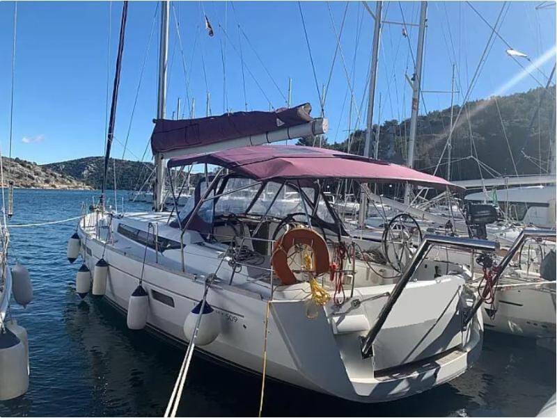Sailing yacht Sun Odyssey 509 Evelina