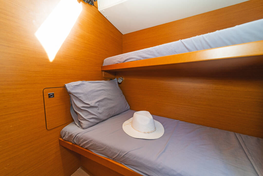 Sailing yacht Sun Odyssey 519 Eva