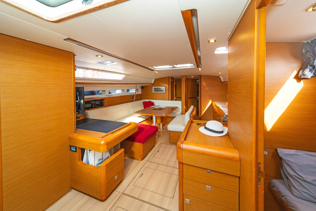 Sailing yacht Sun Odyssey 519 Eva