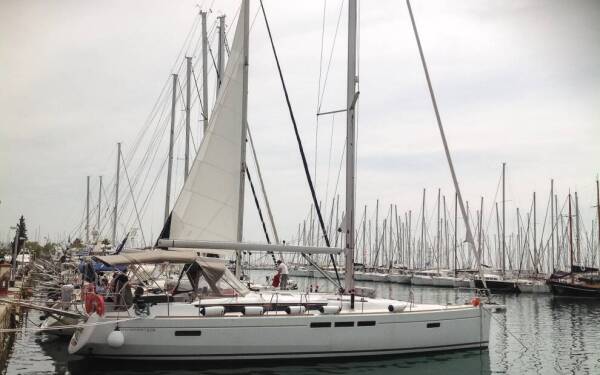 Sun Odyssey 519 Skopelos Lavrion, main port