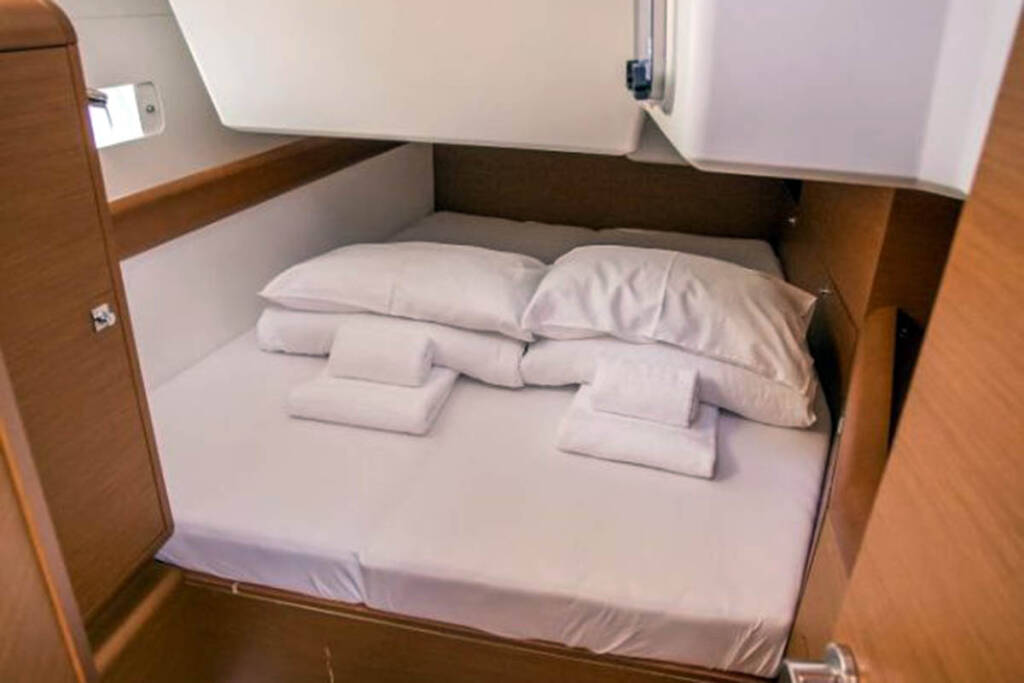 Sailing yacht Sun Odyssey 519 Freyja