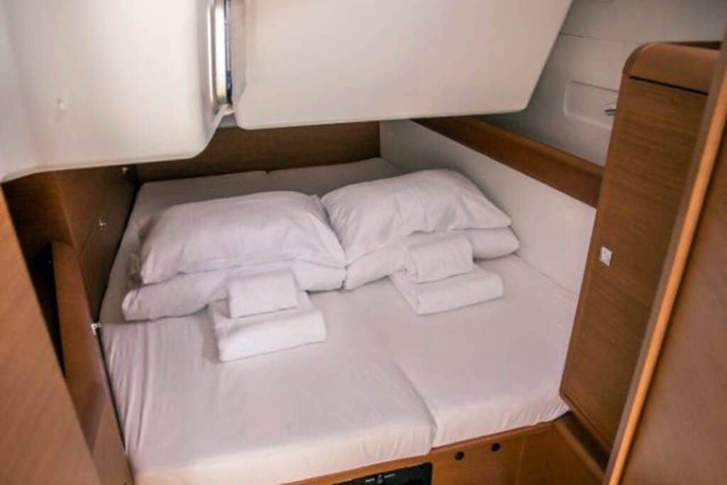 Sailing yacht Sun Odyssey 519 Freyja