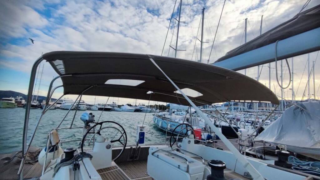 Sailing yacht Sun Odyssey 519 Alf